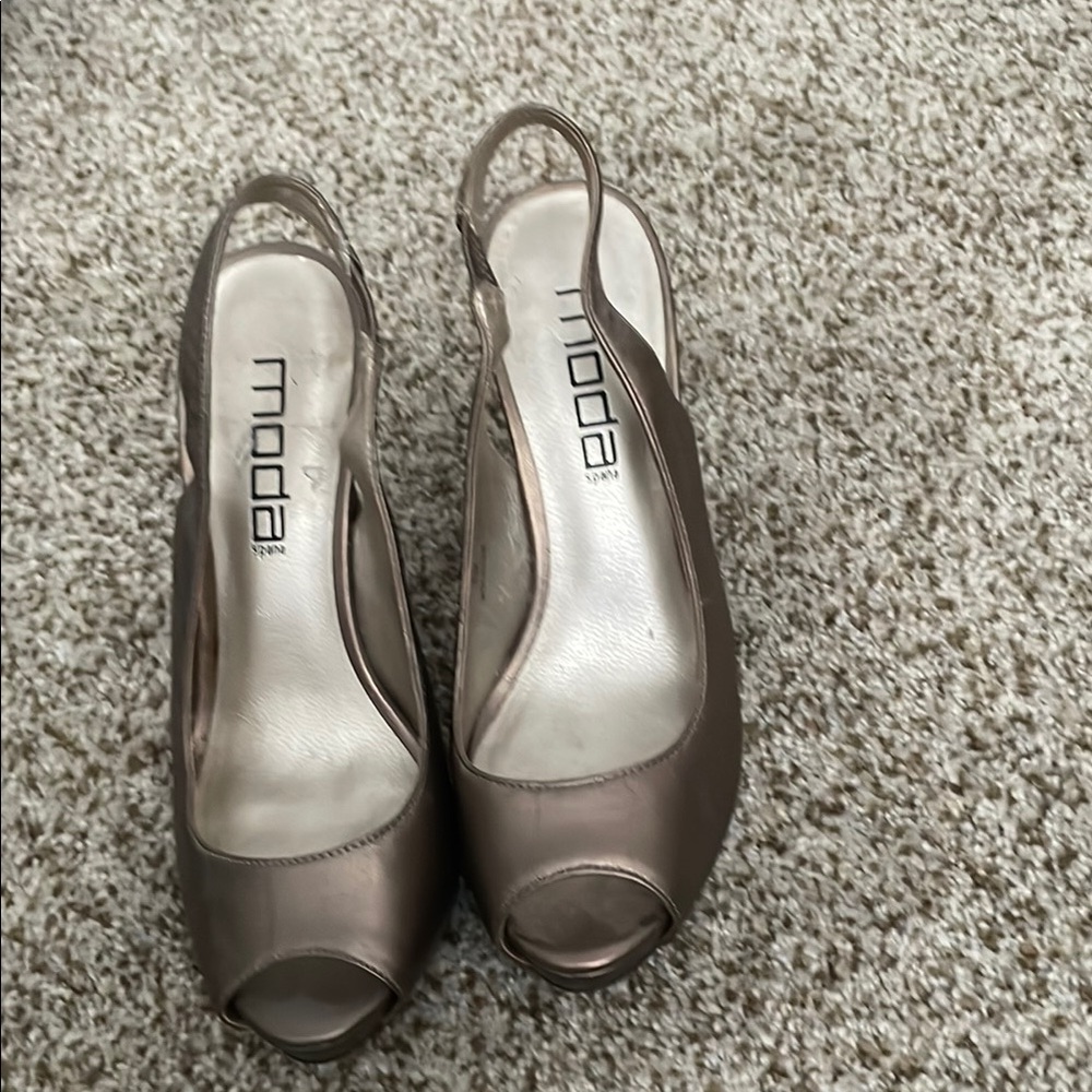 Moda gold Slingback Heels with Peep-Toe Design
